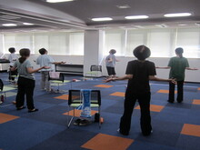 写真：肩のストレッチの様子