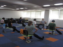 写真：座骨を意識したストレッチの様子