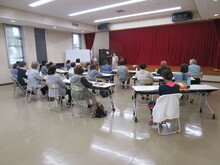 写真：講師が講座内容について説明している様子