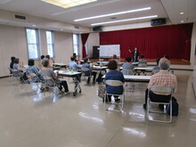 写真：小物楽器を演奏している様子