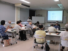 写真：講師が説明をしている様子
