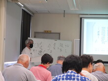 写真：参考史料の説明をしている様子