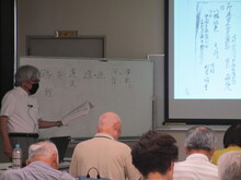 写真：講師が史料の説明をしている様子
