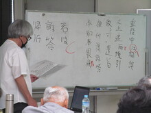 写真：講師が古文書の解説をしている様子