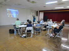 写真：理解度を確認しながら講座を進める講師