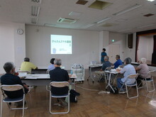写真：講師がLINEの説明をしている様子