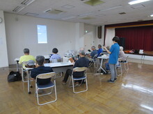 写真：講師とLINEのやり取りをしている様子