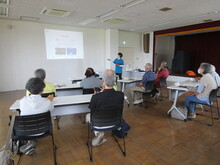 写真：講師が検索の仕方を説明している様子