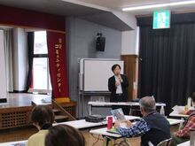 写真:講師が説明をしている様子