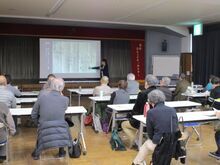 写真:講師が説明をしている様子