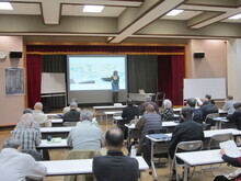 写真：講師が説明をしている様子（1）