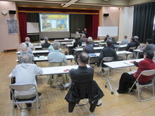 写真：講師が説明をしている様子（2）