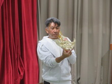 写真：座骨の位置について説明している様子