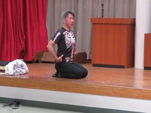 写真：正しい座り方について説明している様子