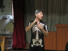 写真：講師が胸鎖乳突筋について説明している様子