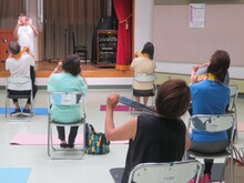 写真：首のストレッチをしている様子