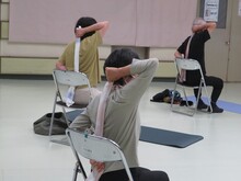 写真：肩のストレッチをしている様子