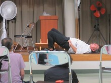 写真：講師がバックブリッジの説明をしている様子