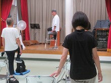 写真：正しい歩き方の練習をしている様子