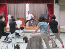 写真：股関節のストレッチをしている様子