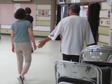 写真：講師が受講者に歩き方のアドバイスをしている様子