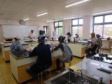 写真:講師が説明をしている様子