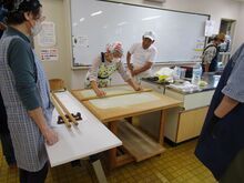 写真:受講生が生地を延ばしている様子