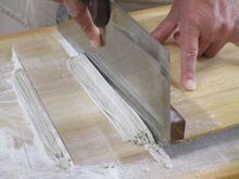 写真:受講生が生地を切っている様子