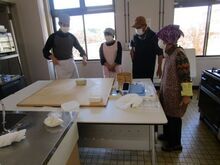 写真:講師が説明をしている様子