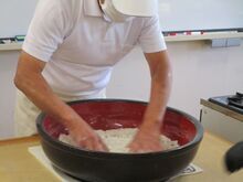 写真:そば粉をかき混ぜている様子