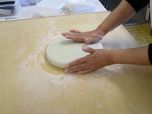 写真:生地をのばしている様子