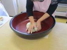 写真：受講者が生地をこねている様子