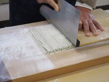 写真：受講者が生地を切っている様子