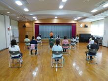 写真:講師が受講者に説明している様子