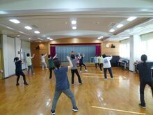 写真:音楽に合わせてエクササイズをしている様子