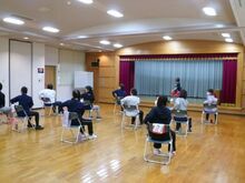 写真:腹横筋を鍛えるトレーニングの様子