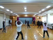 写真:ラテン音楽に合わせて楽しく体を動かしている様子