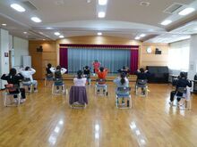 写真：肩周りのストレッチの様子