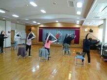 写真：タオルを使ってストレッチをしている様子