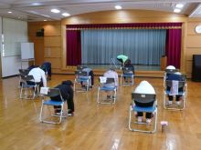 写真：前傾姿勢から起き上がる様子