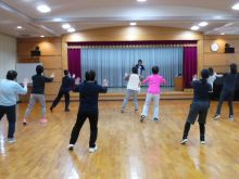 写真：音楽に合わせて楽しく体を動かしている様子