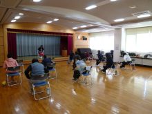 写真：下半身をストレッチしている様子