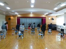 写真：背骨周りのエクササイズをしている様子