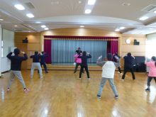 写真：音楽に合わせて楽しく体を動かしている様子