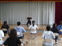 写真：横隔膜のストレッチをしている様子