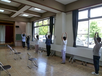 写真：全身を伸ばしている様子