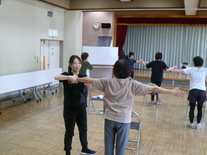 写真：講師が受講者の動きを確認している様子