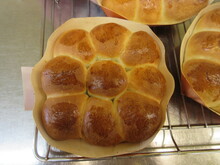 写真：焼きあがった2色パン