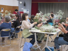 写真：スモークツリーの花束を作っている様子