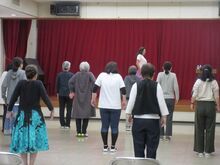 写真:肩をほぐすストレッチ